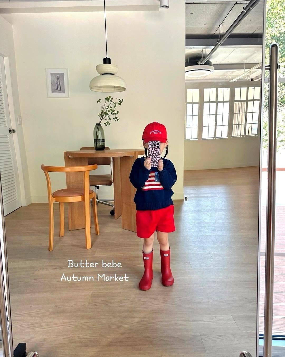Photo by 버터베베 Do eunbi on August 15, 2025. May be an image of 1 person, child, standing, boots, raincoat and text that says '1s Butter Butterbebe bebe Autumn AutumnMarket Market'.