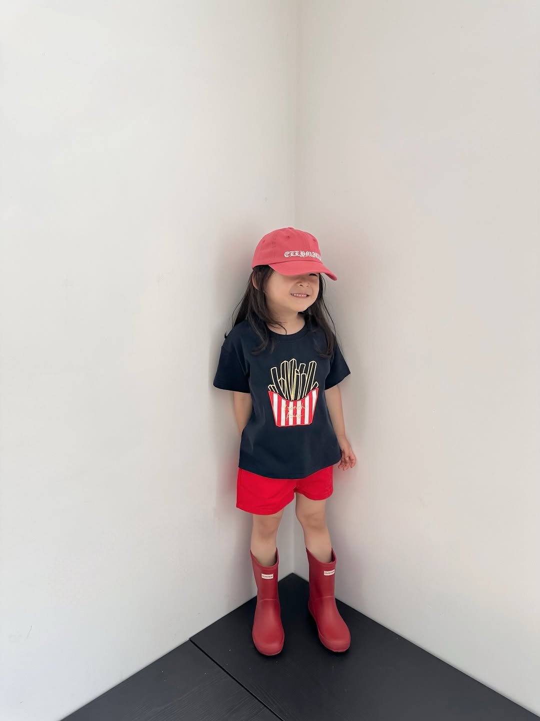 Photo by 버터베베 Do eunbi on April 20, 2026. May be an image of hat, boots, raincoat and text.