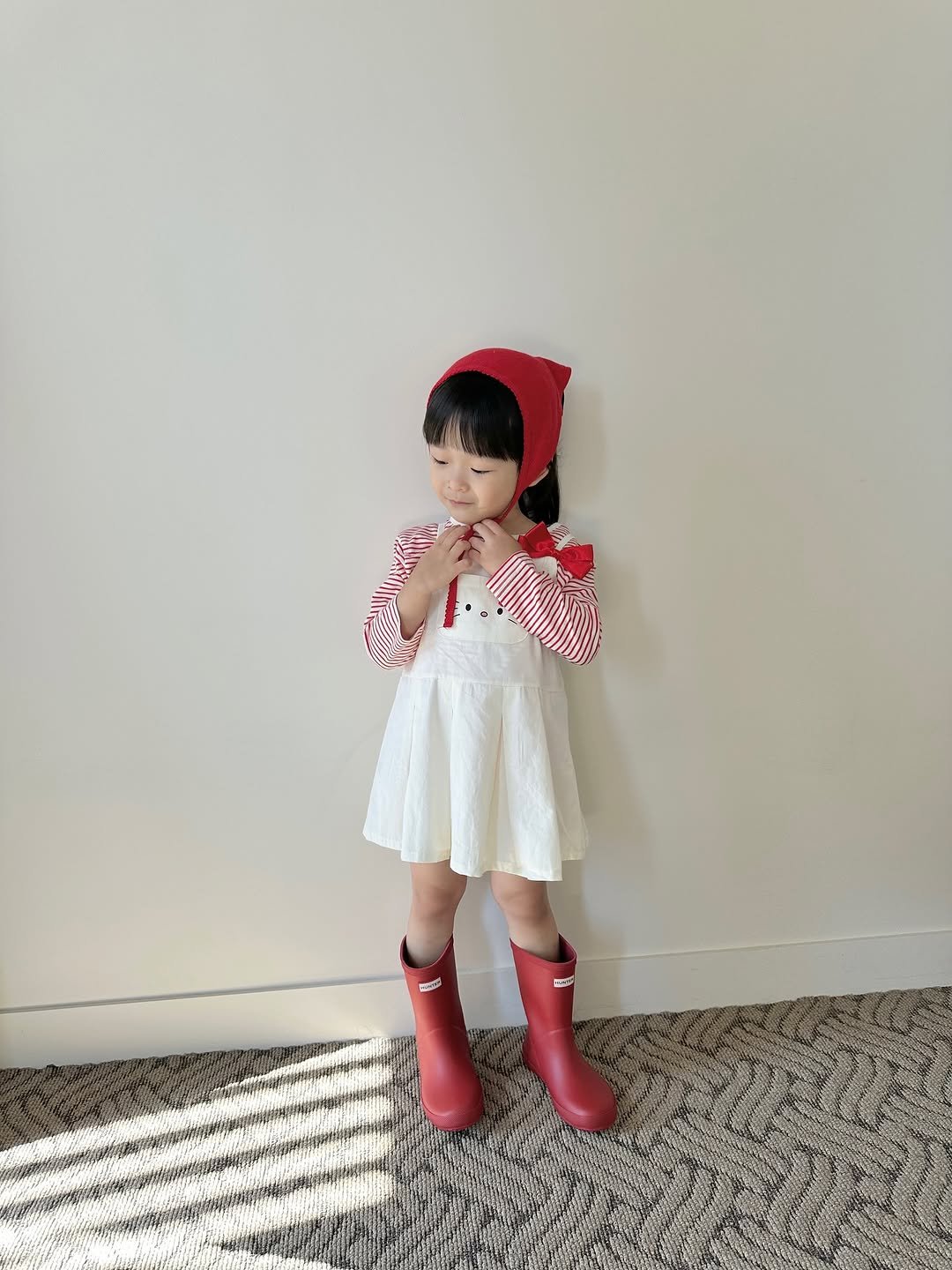 Photo by 버터베베 Do eunbi on September 14, 2025. May be an image of 1 person, baby, boots, overskirt and text.