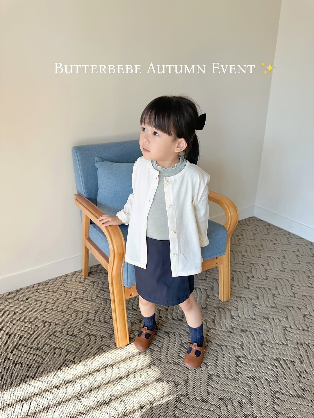 Photo by 버터베베 Do eunbi on August 16, 2025. May be an image of 1 person, baby, duffle coat, dress, cardigan, baby shoes and text that says 'BUTTERBEBEAUTUMNEVENT BUTTERBEBE AUTUMN EVENT'.