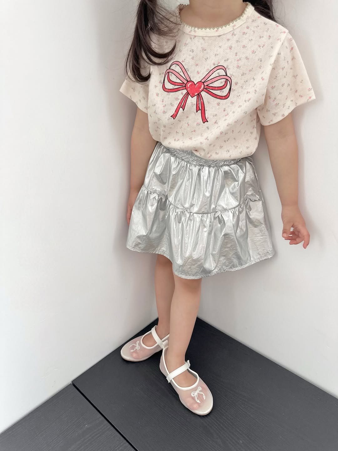 Photo by 버터베베 Do eunbi on April 26, 2026. May be an image of child, skirt, baby shoes, dress, bow, overskirt and text.