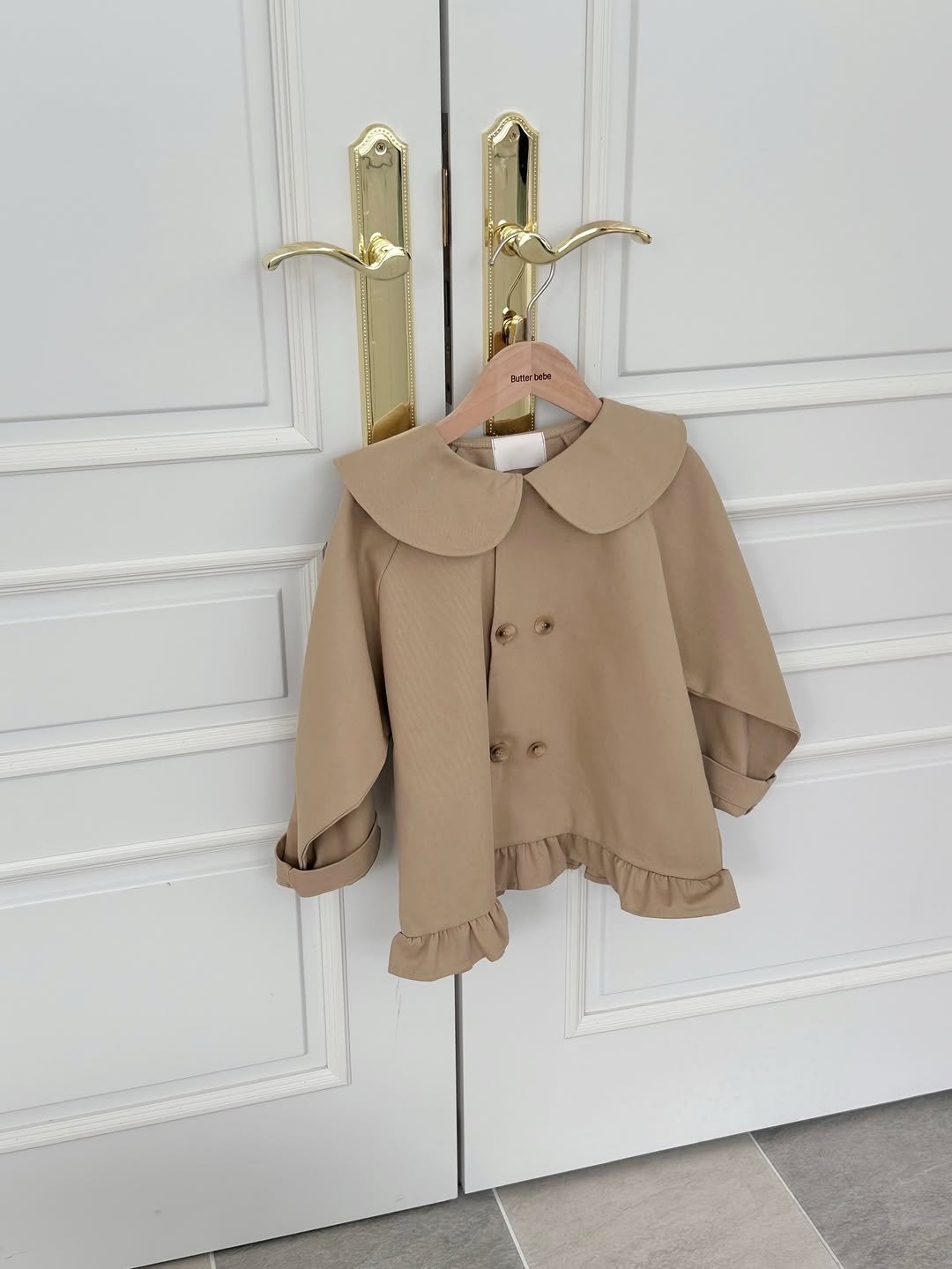 Photo by 버터베베 Do eunbi on February 21, 2026. May be an image of duffle coat, overcoat, cardigan and text.