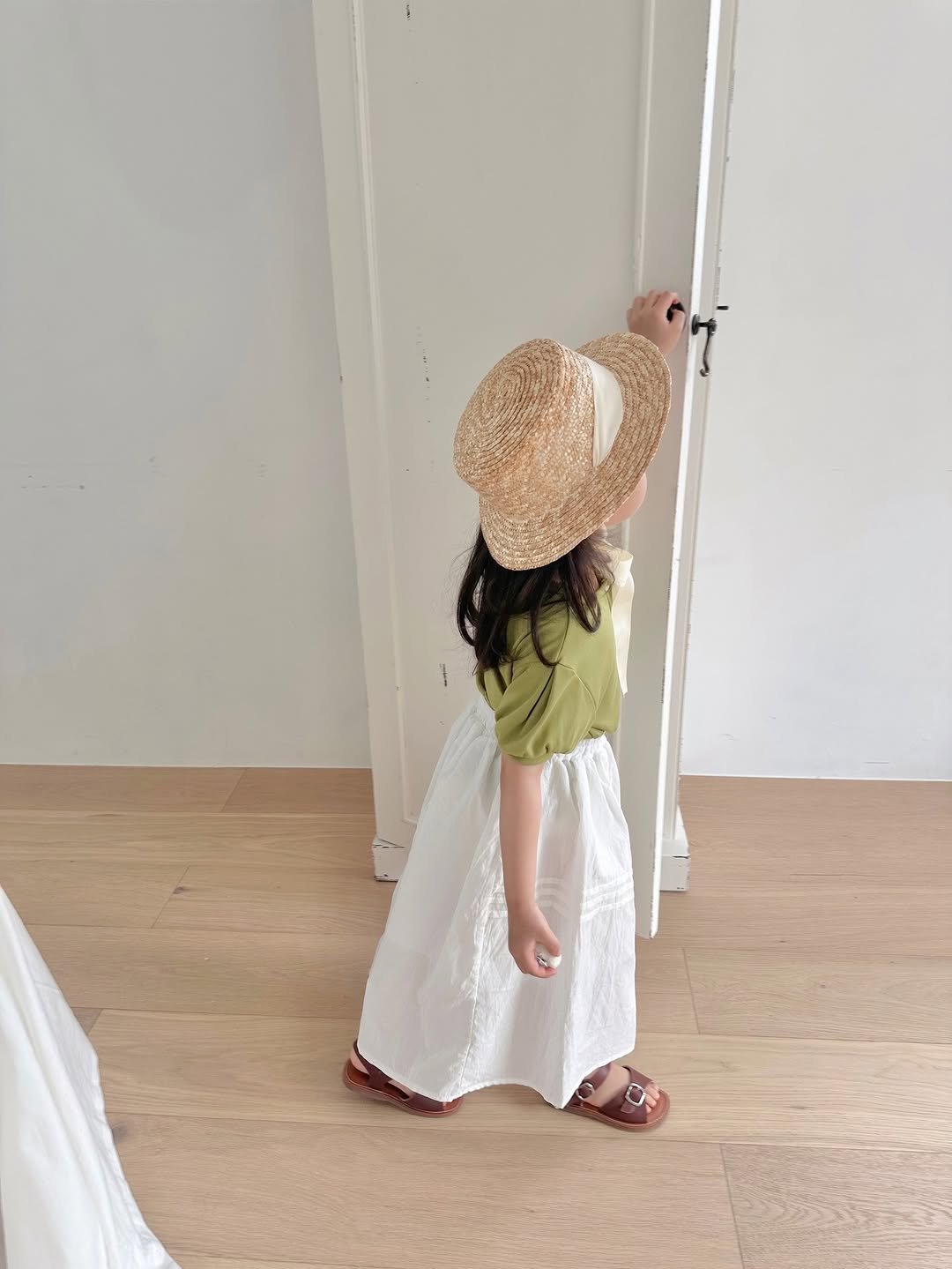 Photo by 버터베베 Do eunbi on April 12, 2026. May be an image of baby, sundress, dress and text.