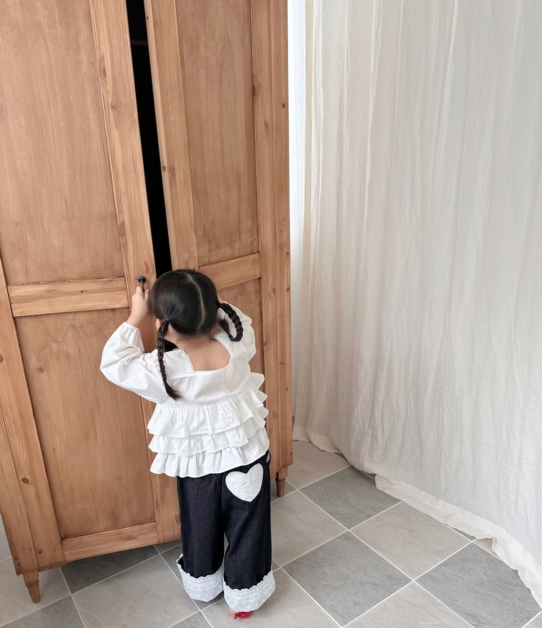 Photo by 버터베베 Do eunbi on February 22, 2026. May be an image of baby, overskirt and text.