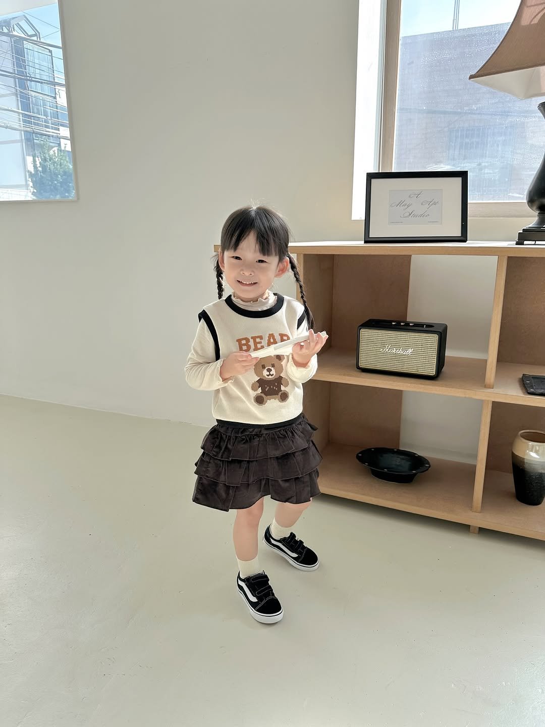 Photo by 버터베베 Do eunbi on September 10, 2025. May be an image of 1 person, baby, standing, cornflower and text.