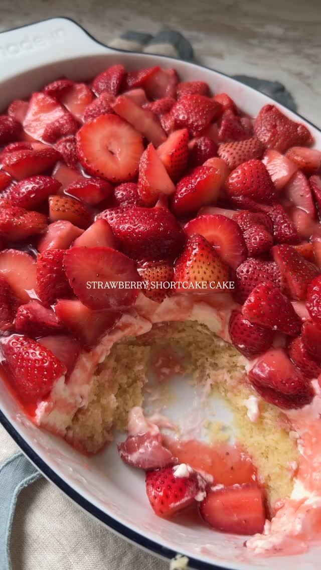 butternutbakery 게시물 이미지: Scoopable strawberry shortcake cake! 🍓 This...