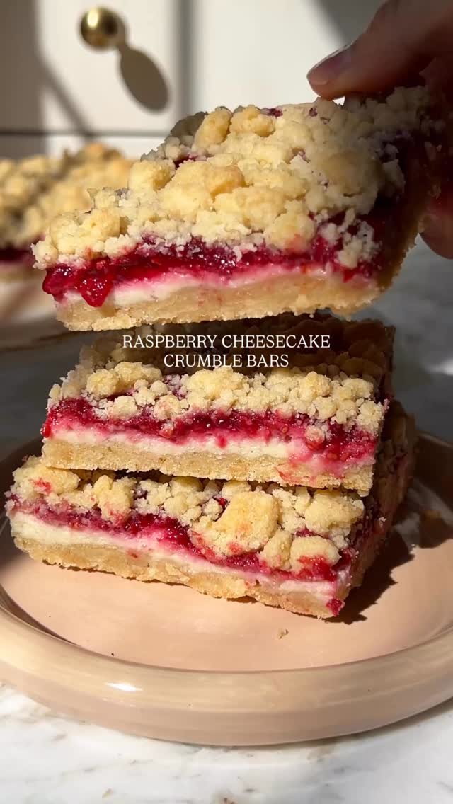 butternutbakery 게시물 이미지: These raspberry cheesecake crumble bars seem...