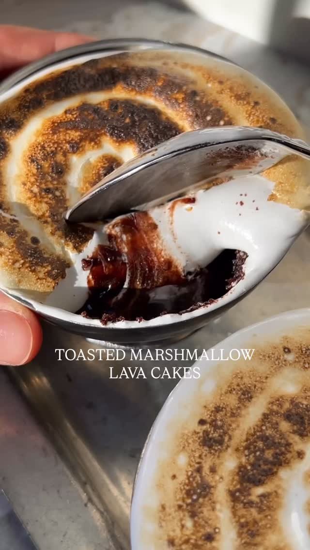 butternutbakery 게시물 이미지: Toasted marshmallow lava cakes!! These little...