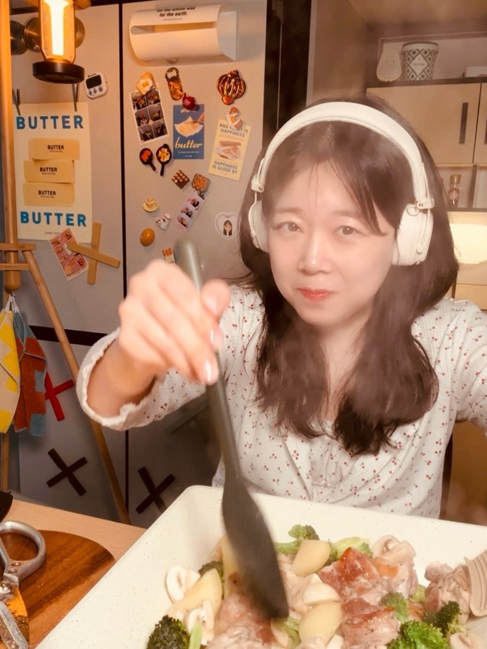 Photo by 버터박🎧♥️박시현 on January 20, 2026. May be an image of hot pot, fondue, chopsticks and text.