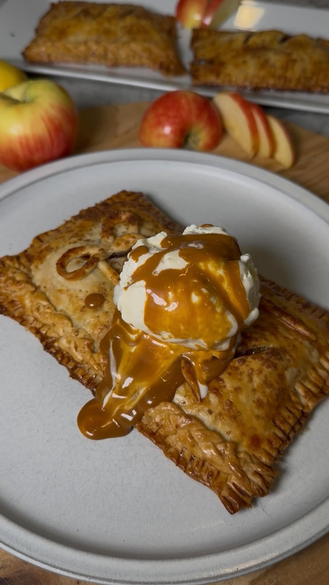 buzzfeedtasty 게시물 이미지: Easy and delicious apple hand pies...
