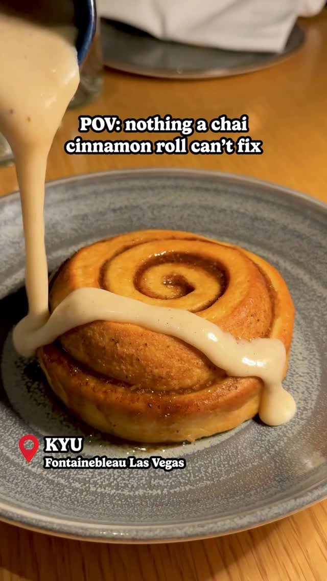 buzzfeedtasty 게시물 이미지: This fluffy cinnamon roll from @kyurestaurants...