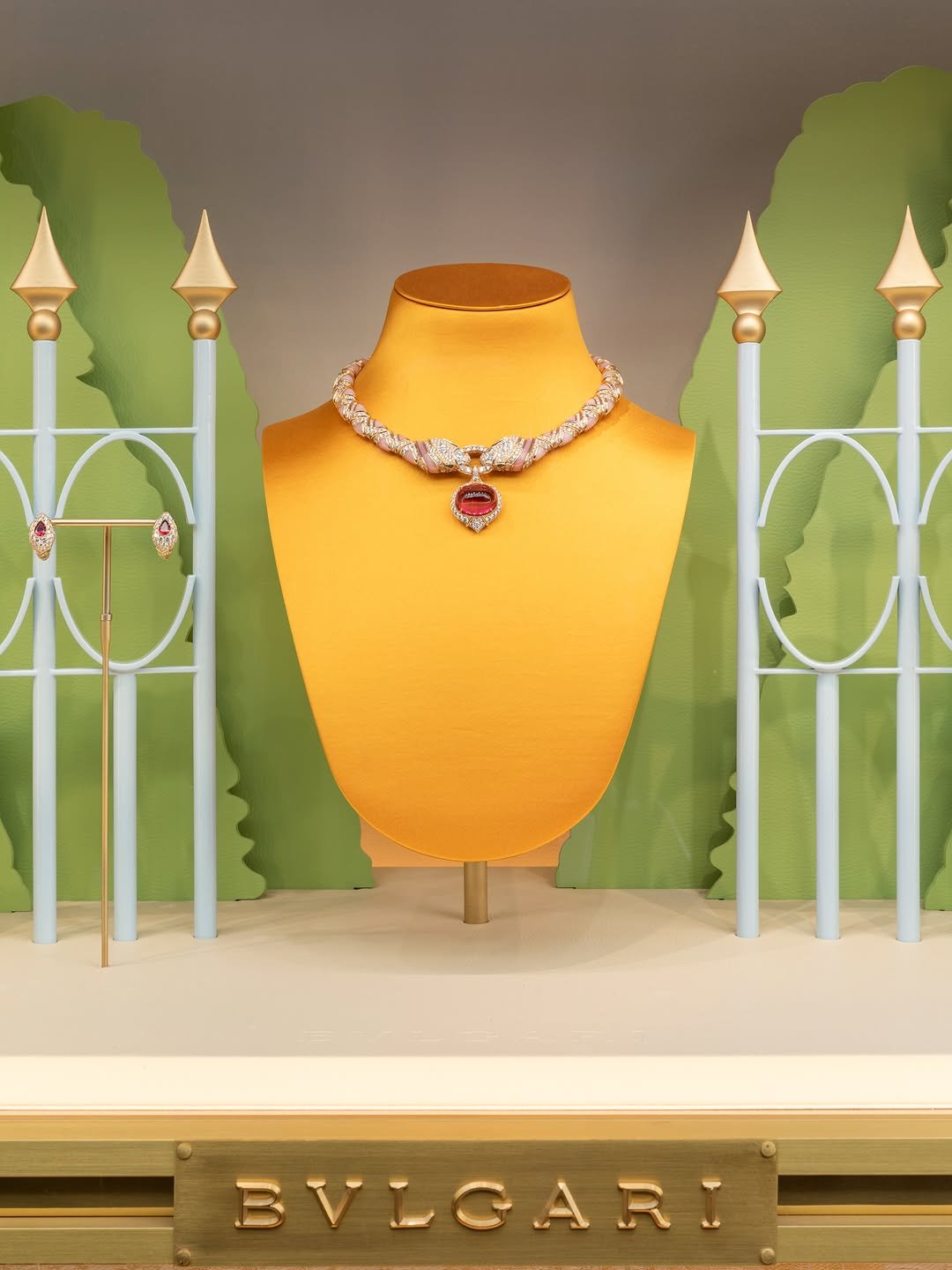 bvlgari 게시물 이미지: This summer, Bvlgari boutiques worldwide are...