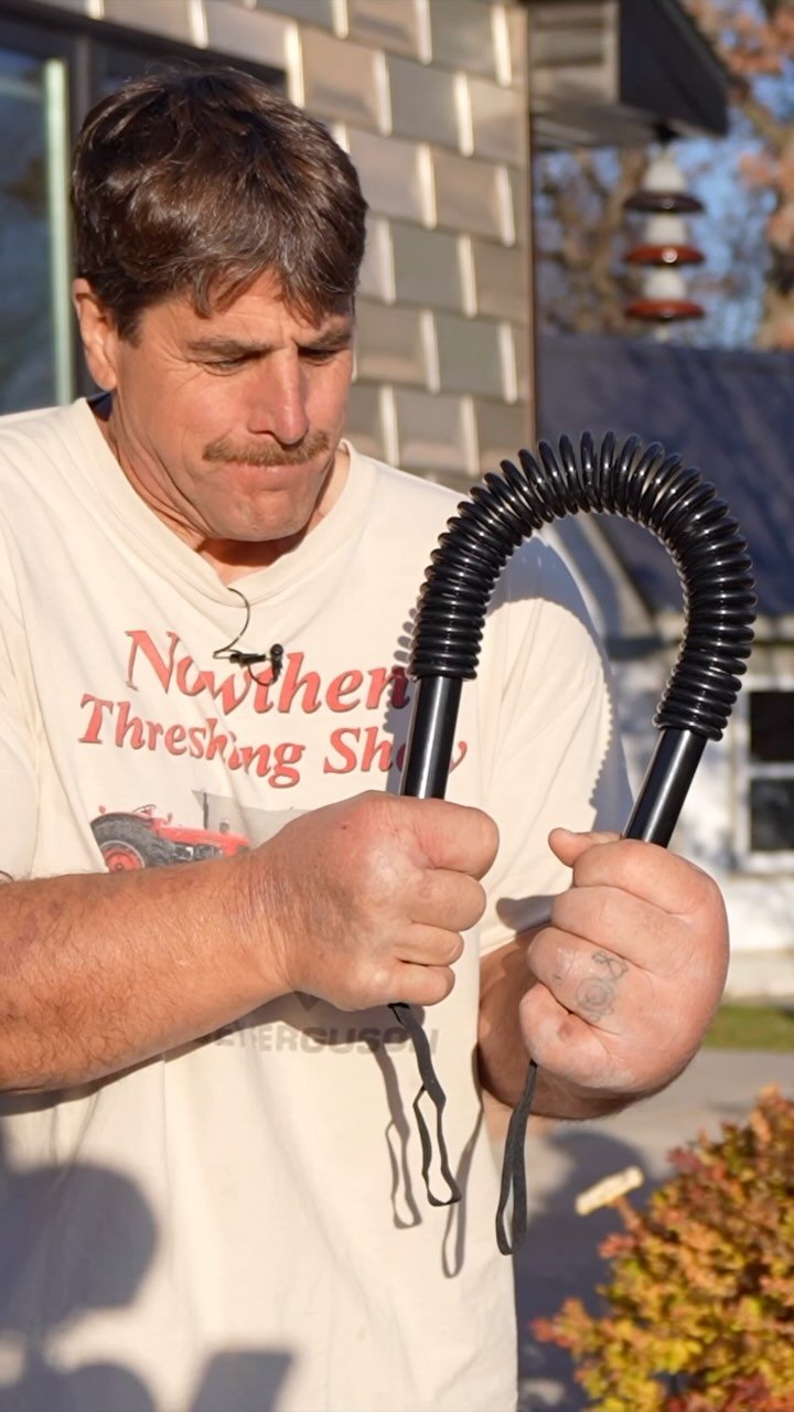 bwvine 게시물 이미지: Worlds Biggest Hands VS Worlds Strongest Bar!...