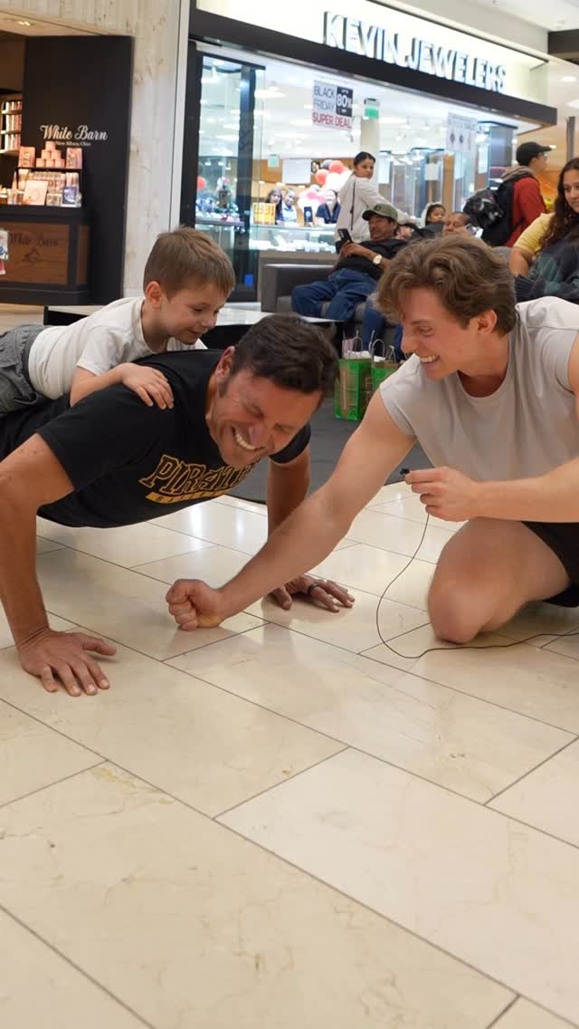 bwvine 게시물 이미지: If he can do 20 pushups, he wins $100!

...