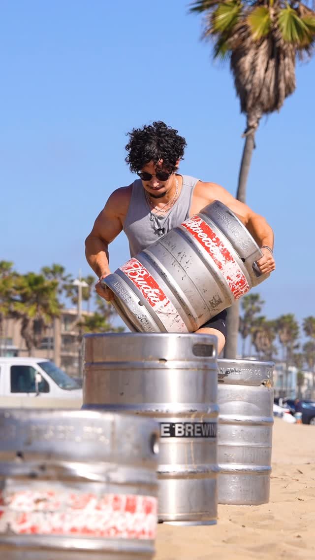 bwvine 게시물 이미지: 1V1 Keg Race! Watch full Naturals VS Enhanced...