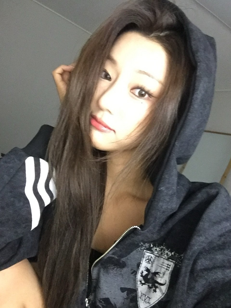 Photo by 배지연 on November 26, 2025. May be a selfie of one or more people, long hair, top, sweatshirt, parka and text.