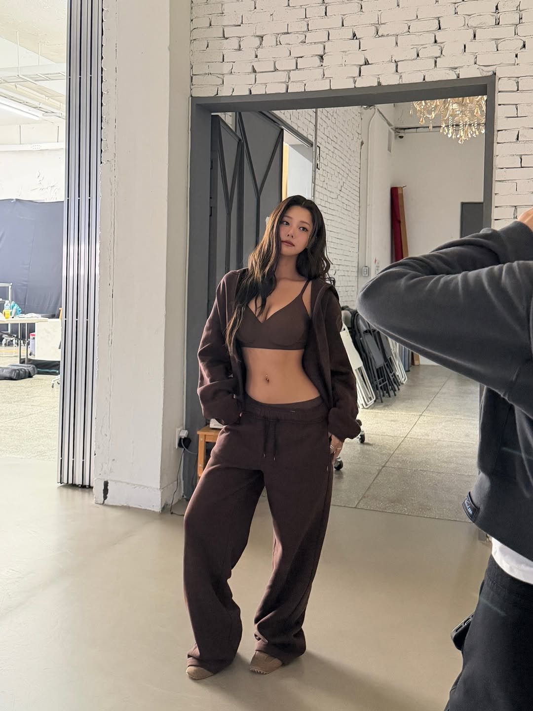 Photo shared by 배지연 on November 29, 2025 tagging @verish.official, and @verish.you. May be an image of activewear, sweatpants, sweatsuit, sportswear and text.