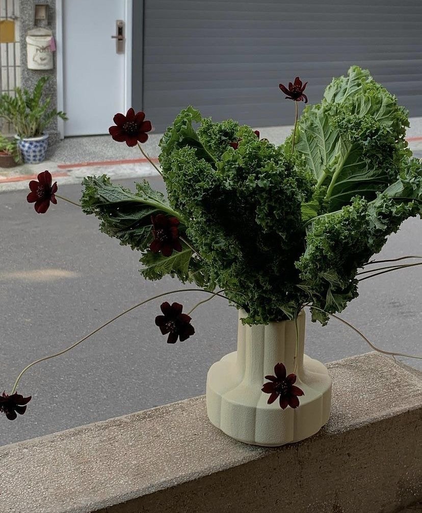 Photo by 배지연 on November 07, 2025. May be an image of flower arrangement, amaranth, prairie gentian and text.