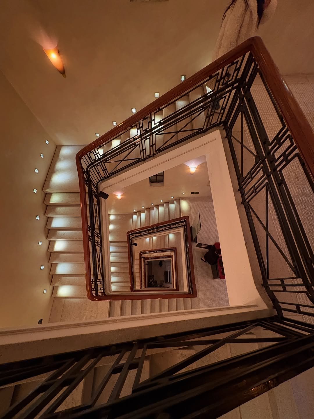 Photo by 배지연 on April 07, 2026. May be an image of fire escape and text.