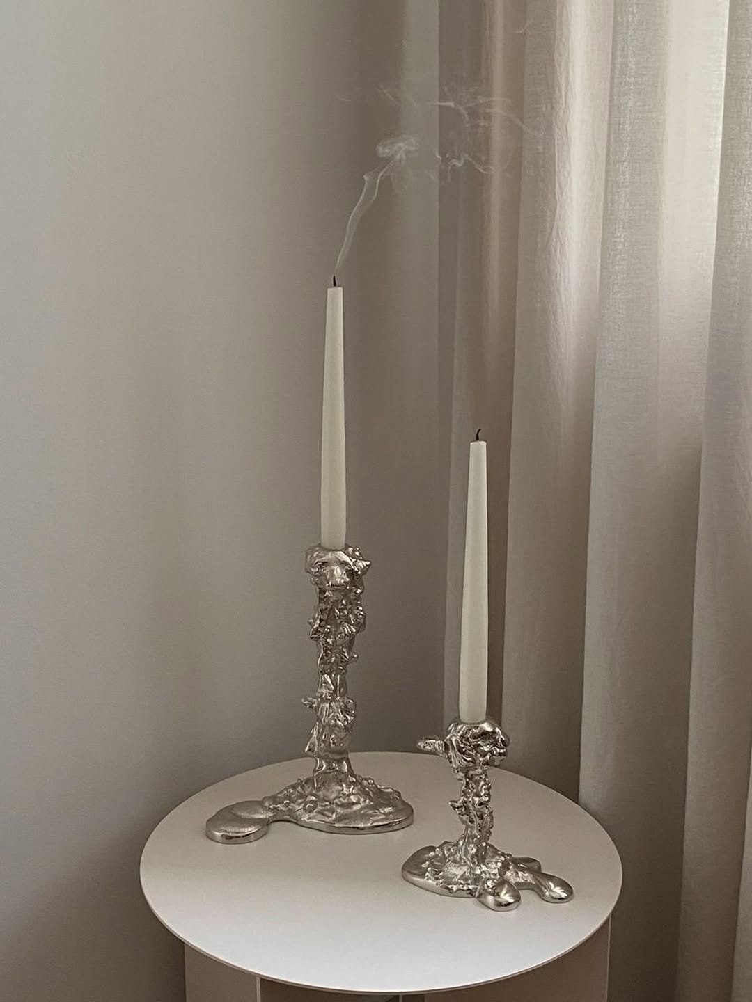 Photo by 배지연 on January 21, 2026. May be an image of candle holder, brass, sink, candle, curtains and text.