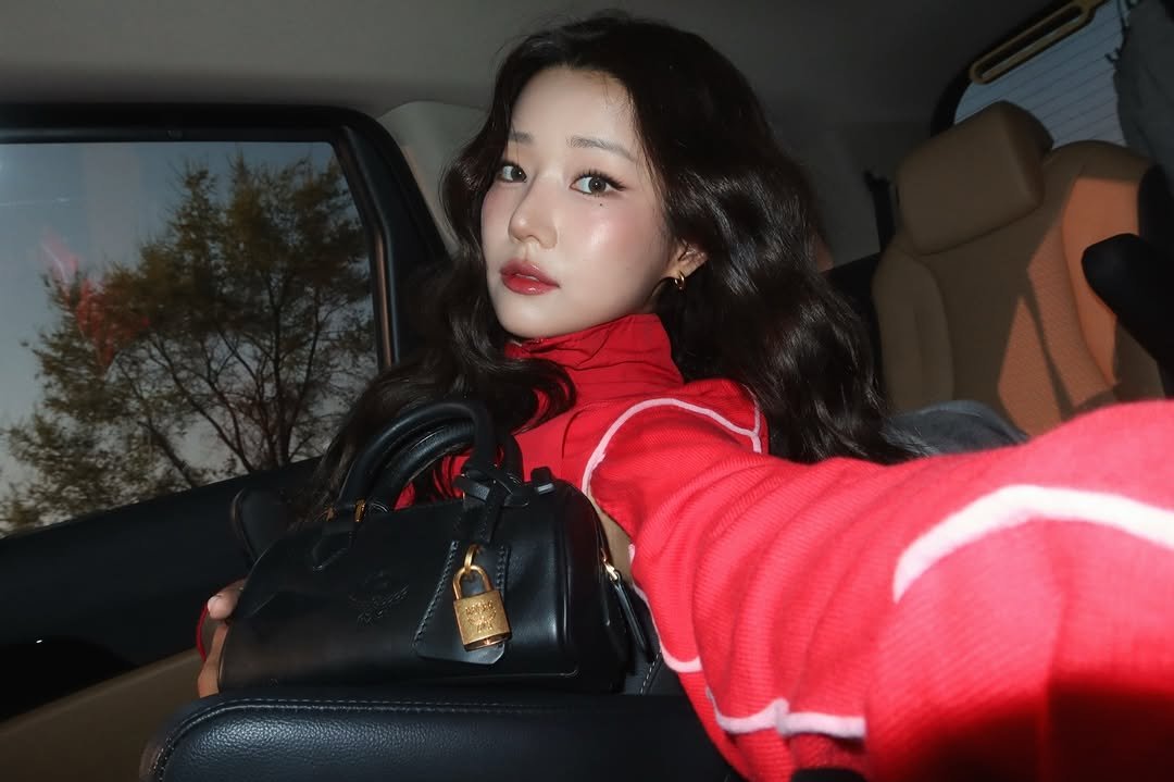 Photo by 배지연 on April 16, 2026. May be an image of one or more people, hair and text.