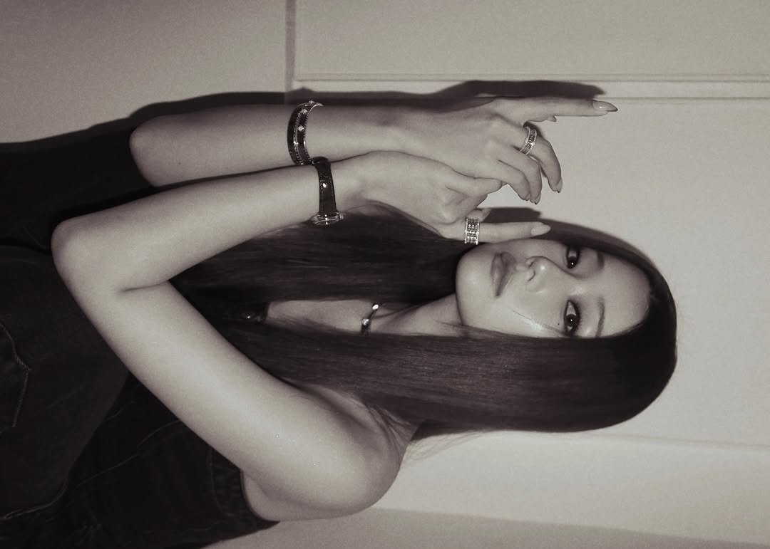 Photo shared by 배지연 on January 17, 2026 tagging @beauty321, and @bvlgari. May be a black-and-white image of one or more people, hair and text.