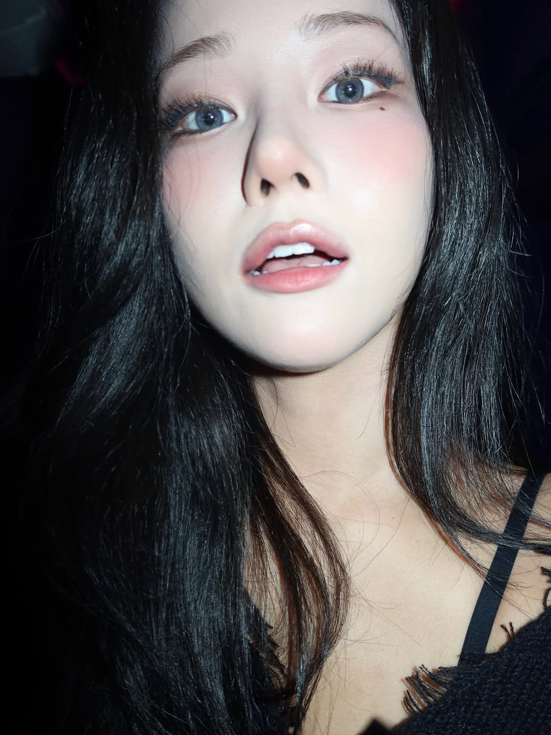 Photo by 배지연 on December 30, 2025. May be a closeup of one or more people, hair, makeup, lipstick and text.