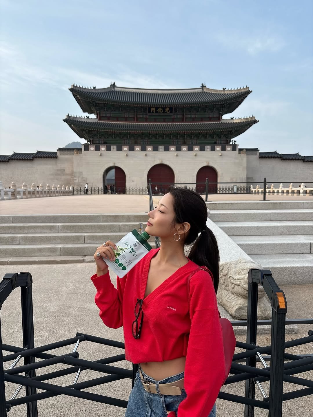 Photo shared by 배지연 on April 07, 2026 tagging @renewphy_official. May be an image of Gyeongbokgung Palace and text.