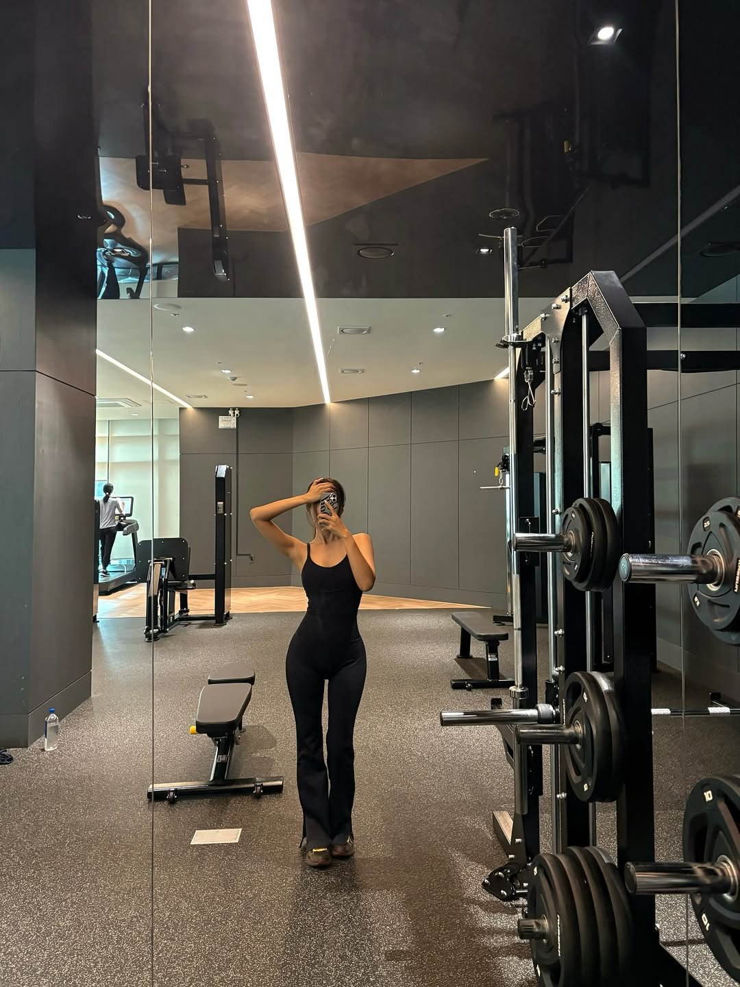 Photo by 배지연 on April 14, 2026. May be an image of one or more people, biceps, activewear, dumbbell, treadmill and text.