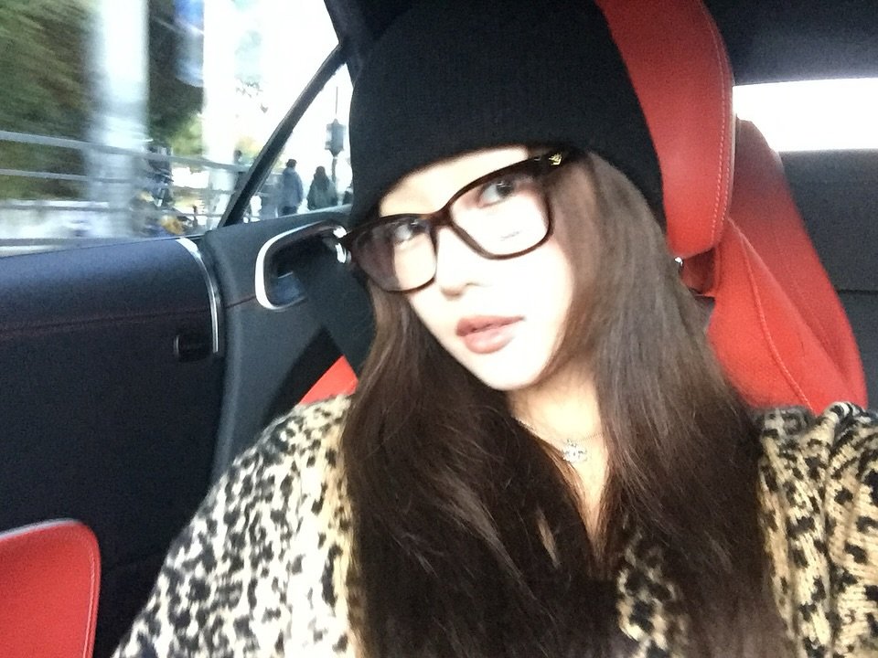 Photo by 배지연 on October 31, 2025. May be a selfie of car, eyewear, beret and text.