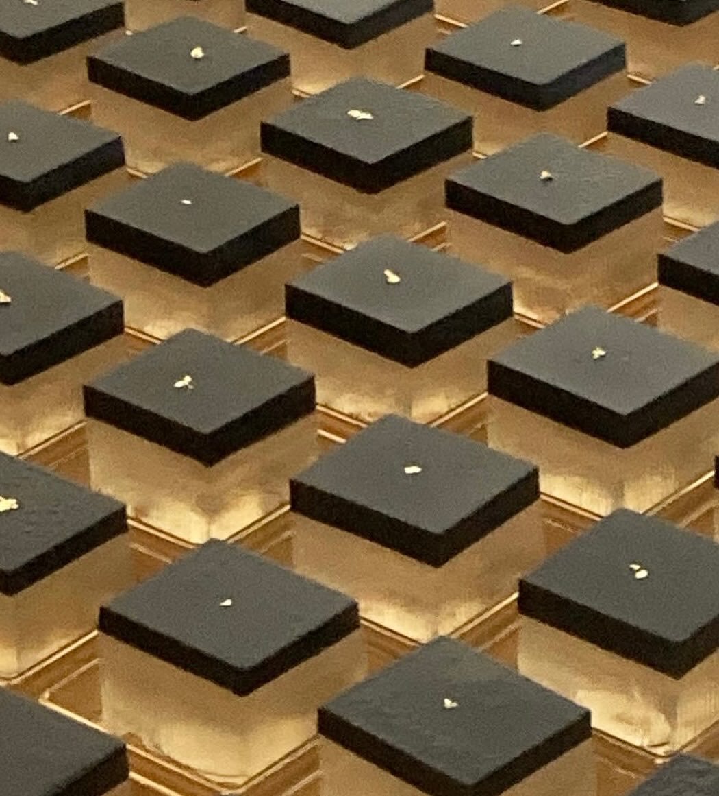 Photo by 바이온림 by.onlim on September 23, 2025. May be an image of childrens toy, capacitor, circuit board, computer keyboard and wafer.