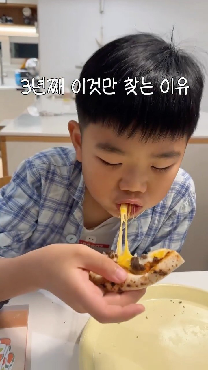 by.yul_haus 게시물 이미지: #공구중 #인생화덕피자 

3년째 이것만 먹는 이유! 보통 냉동피자 도우가 진짜...