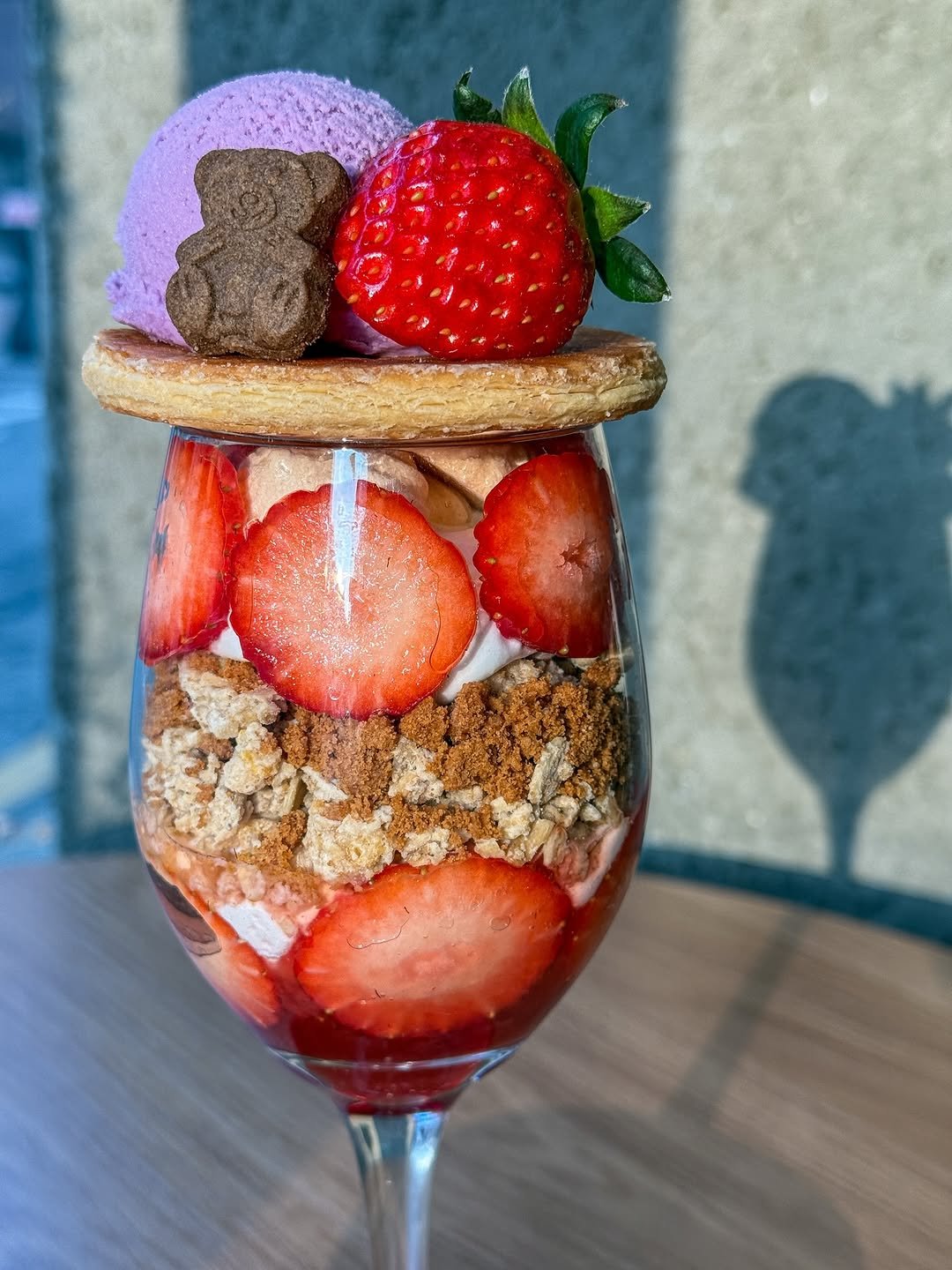 Photo shared by 마틴 | 서울,일본 디저트•맛집•여행•말차🍵 on December 31, 2025 tagging @house_m.kr. May be an image of strawberry daiquiri, gelato, strawberry, goblet, wafer and text.