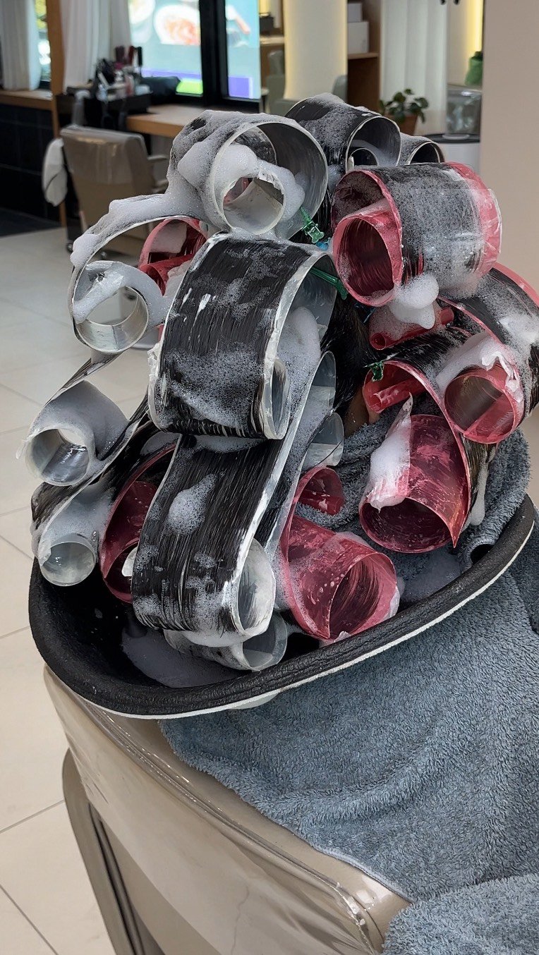 by_yoonjung 게시물 이미지: 롤 스트레이트펌 왜 다들 찾을까?
혹시 머리를 차분하게 펴고 싶지만
매직처럼 너무...