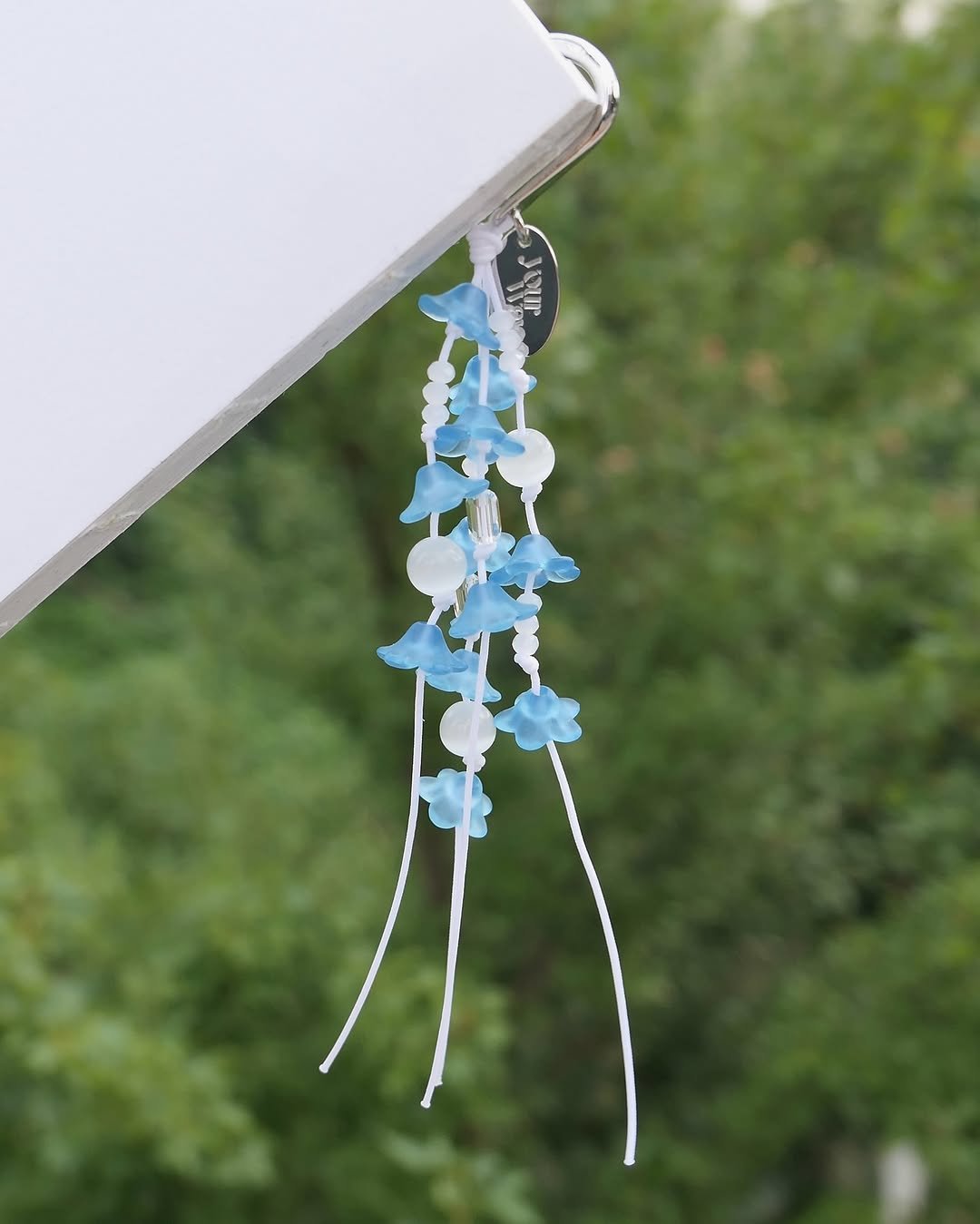 Photo by 너의파도 𝙮𝙤𝙪𝙧 𝙬𝙖𝙫𝙚 ⁎⁺ 𝙮𝙤𝙪𝙧𝙬𝙖𝙫𝙚 DIY KIT • 핸드메이드 • 키링 • 가방 on August 27, 2025. May be an image of lace, wind chime, kite and clothes hanger.