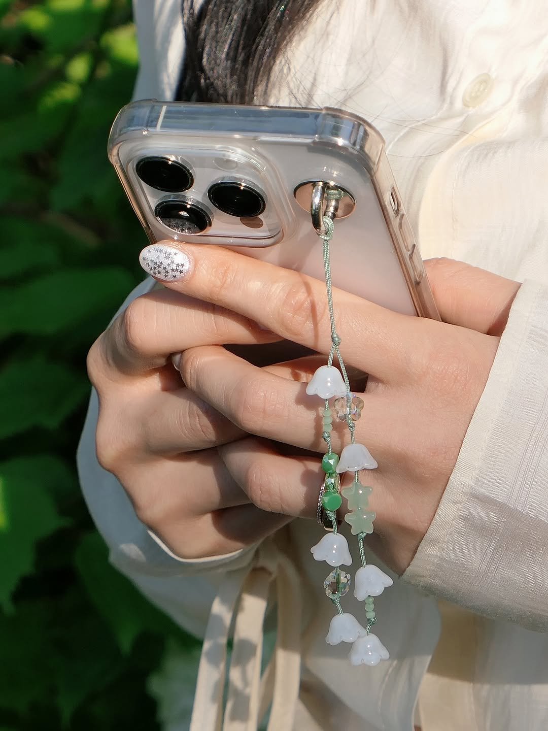 Photo by 너의파도 𝙮𝙤𝙪𝙧 𝙬𝙖𝙫𝙚 ⁎⁺ 𝙮𝙤𝙪𝙧𝙬𝙖𝙫𝙚 DIY KIT • 핸드메이드 • 키링 • 가방 on August 05, 2025. May be an image of 1 person, phone, jewelry and text.