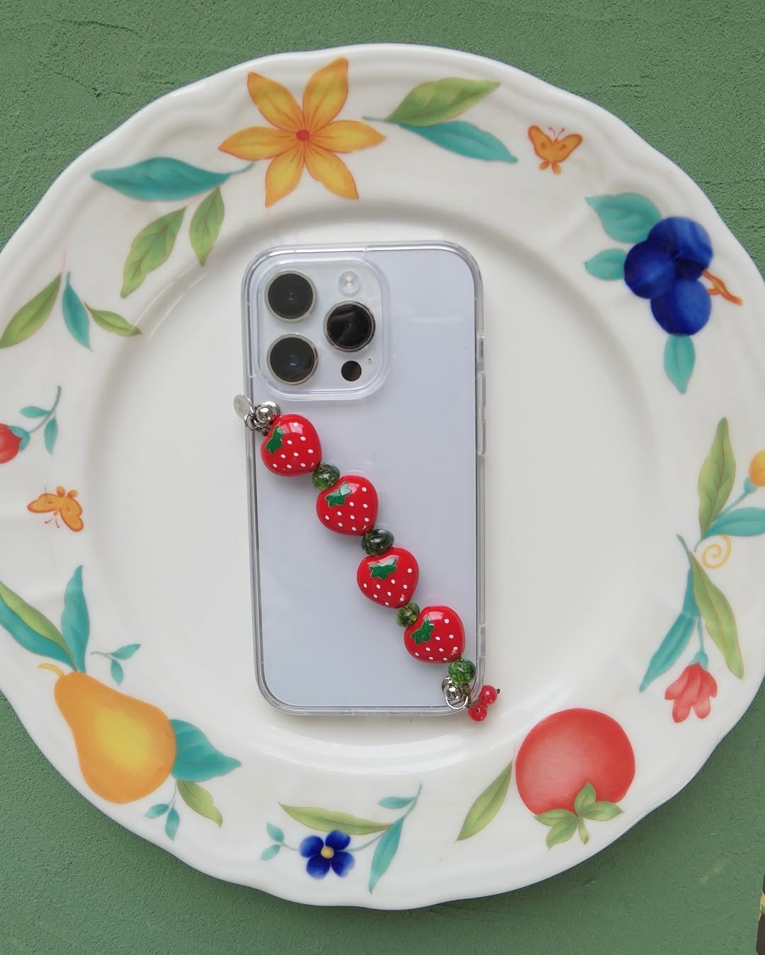 Photo by 너의파도 𝙮𝙤𝙪𝙧 𝙬𝙖𝙫𝙚 ⁎⁺ 𝙮𝙤𝙪𝙧𝙬𝙖𝙫𝙚 DIY KIT • 핸드메이드 • 키링 • 가방 on September 09, 2025. May be an image of phone, strawberry, bead and text.