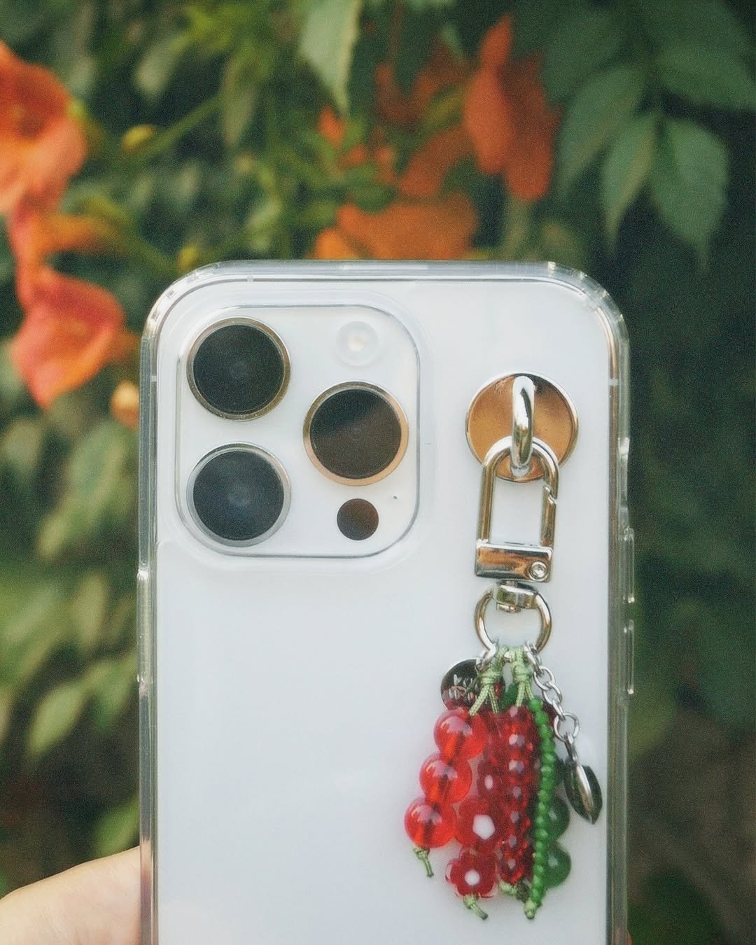 Photo by 너의파도 𝙮𝙤𝙪𝙧 𝙬𝙖𝙫𝙚 ⁎⁺ 𝙮𝙤𝙪𝙧𝙬𝙖𝙫𝙚 DIY KIT • 핸드메이드 • 키링 • 가방 on July 01, 2025. May be an image of apple, phone and text.