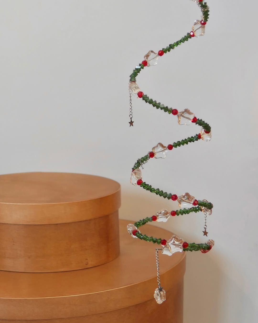 Photo by 너의파도 𝙮𝙤𝙪𝙧 𝙬𝙖𝙫𝙚 ⁎⁺ 𝙮𝙤𝙪𝙧𝙬𝙖𝙫𝙚 DIY KIT • 핸드메이드 • 키링 • 가방 on November 10, 2025. May be an image of cake, christmas tree, tinsel, bead and text.