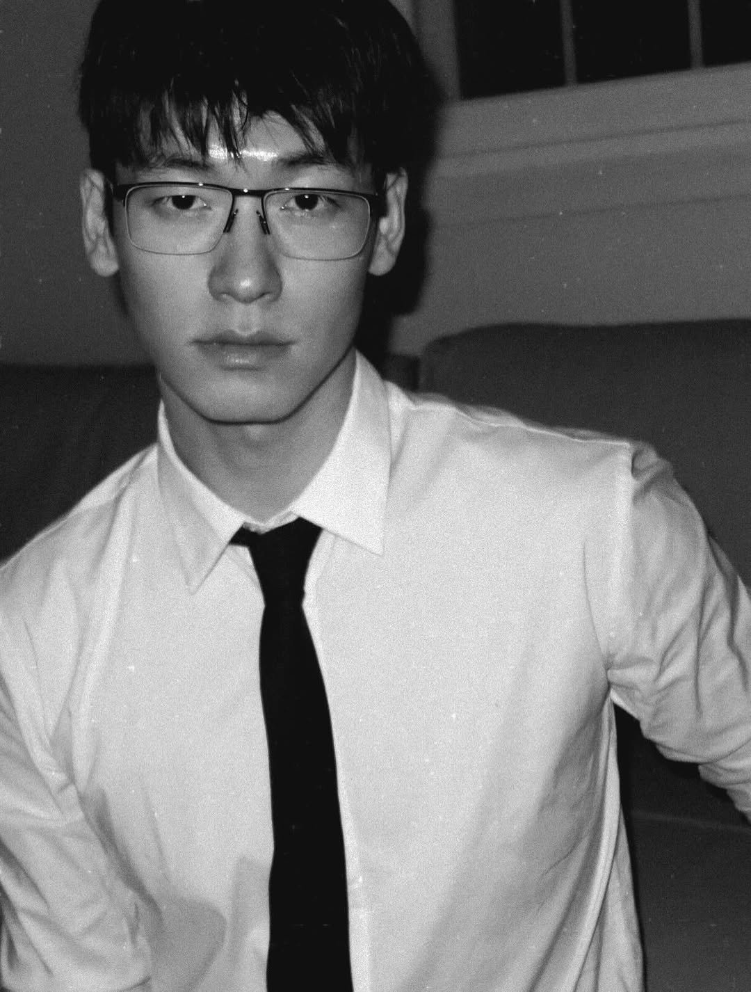 Photo by 임지노 on February 15, 2026. May be an image of one or more people, bangs, eyeglasses, bolo tie, top and text.
