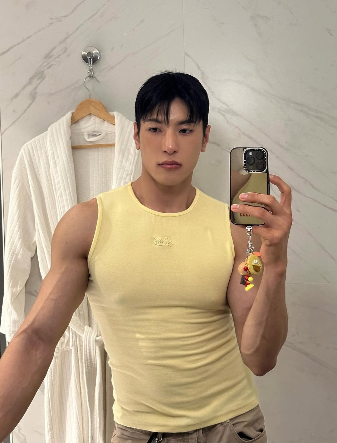 Photo by 👀👀병윤스 on October 15, 2025. May be a selfie of one or more people, biceps, tanktop and mirror.