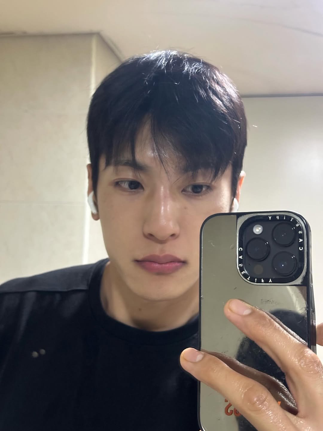 Photo by 👀👀병윤스 on November 05, 2025. May be a selfie of one or more people, bangs, mirror and text.