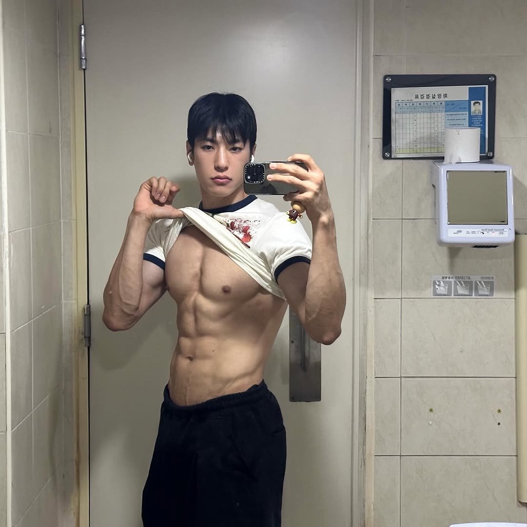 Photo by 👀👀병윤스 on October 01, 2025. May be a selfie of 1 person, biceps, body building and text.