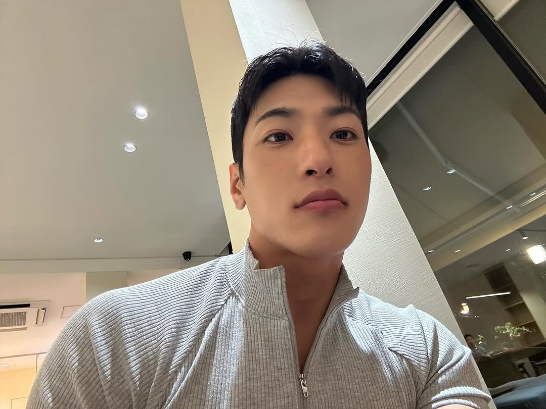 Photo shared by 👀👀병윤스 on September 04, 2025 tagging @hyunjin9871, and @blissclinic_official. May be a selfie of one or more people and hair.