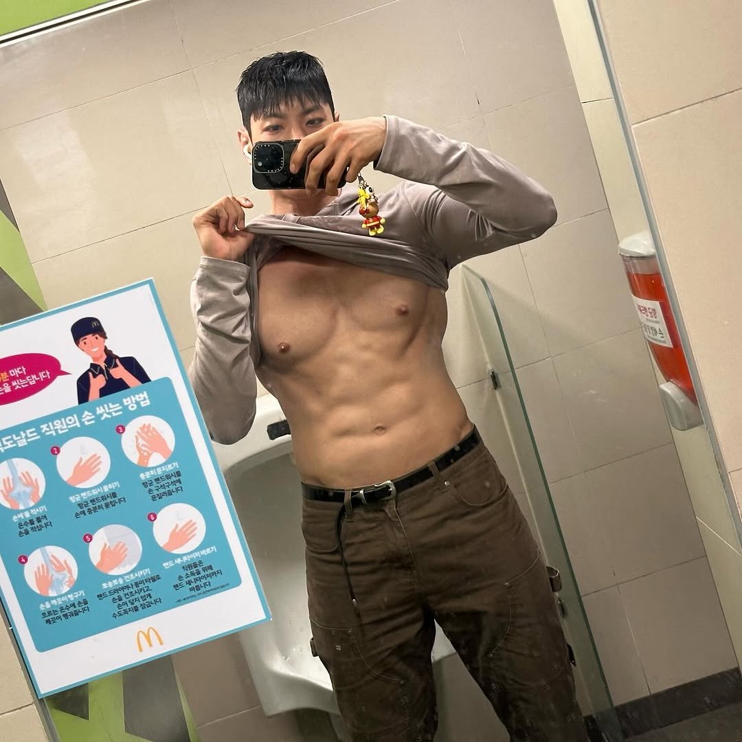 Photo by 👀👀병윤스 on November 09, 2025. May be a selfie of one or more people, biceps, people bodybuilding and text.