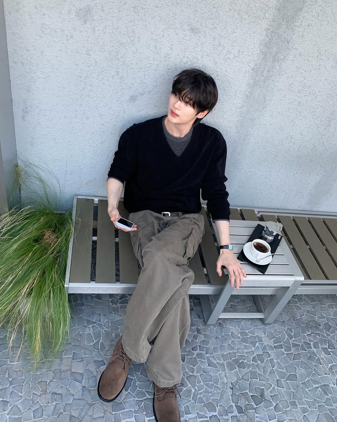 Photo by 변우석  Woo Seok Byeon on October 01, 2025. May be an image of 1 person, wingtip shoes, duffle coat, sweatpants, bolo tie, turtleneck, boots and text.