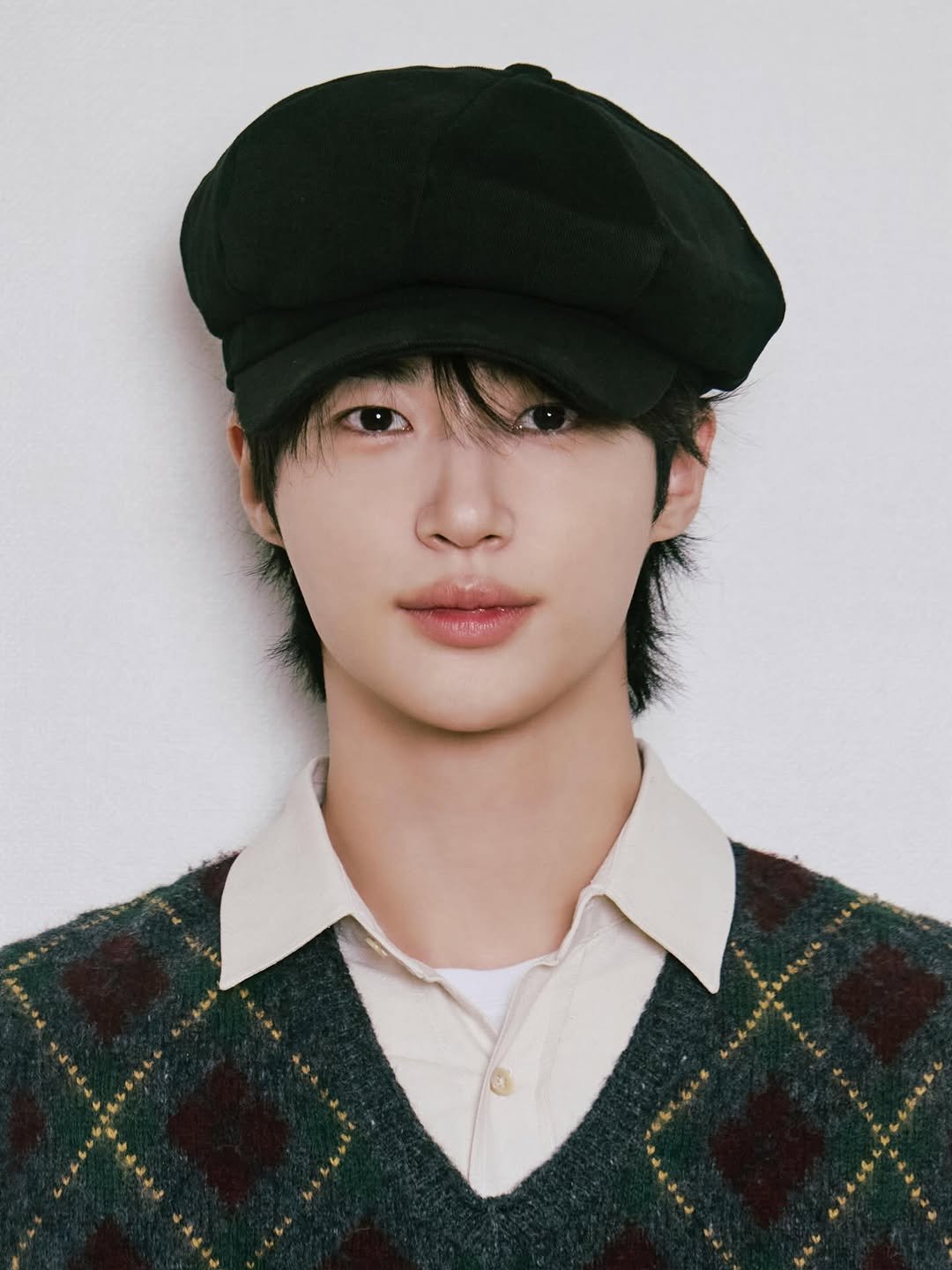 Photo by 변우석  Woo Seok Byeon on October 30, 2025. May be an image of one or more people, bangs, beret, bolo tie and text.