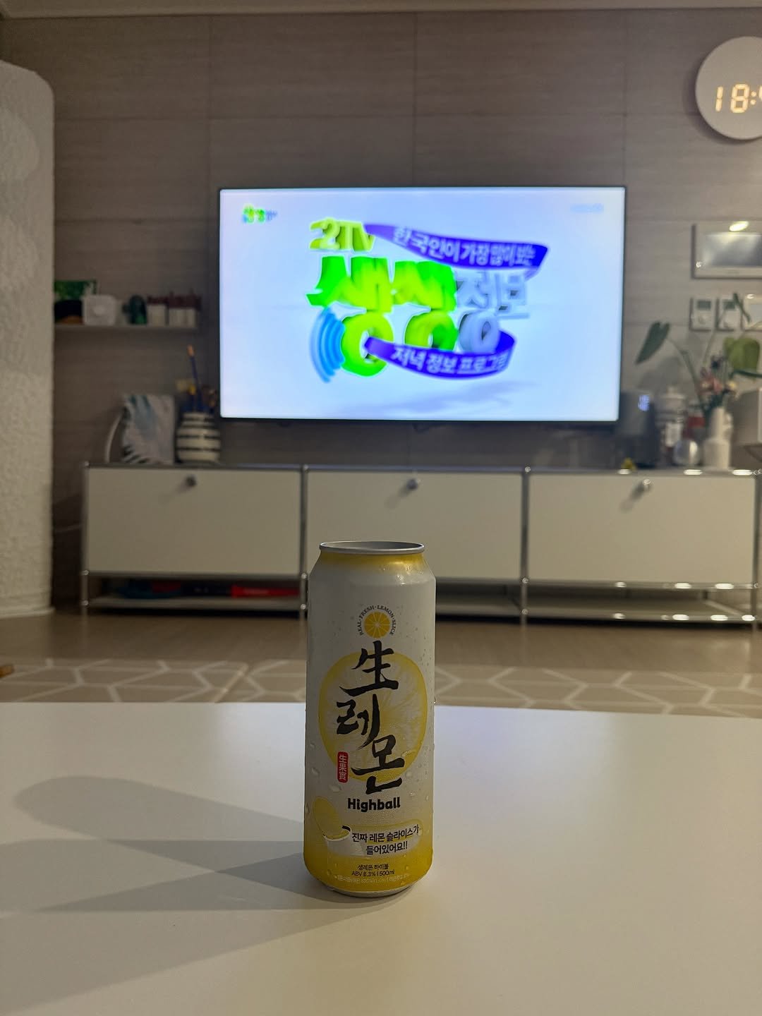 Photo by 바이 미룸 ::: 살림팁 & 정리팁 on September 24, 2025. May be an image of beer, television, sparkling water and text.