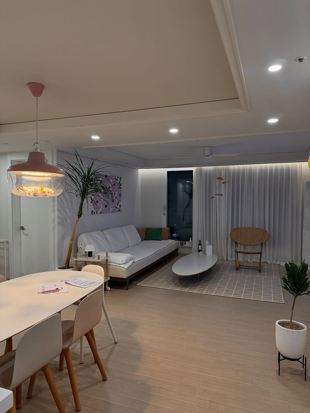 Photo by 바이 미룸 ::: 살림팁 & 정리팁 on November 10, 2025. May be an image of lighting, armchair, living room, indoors and text.