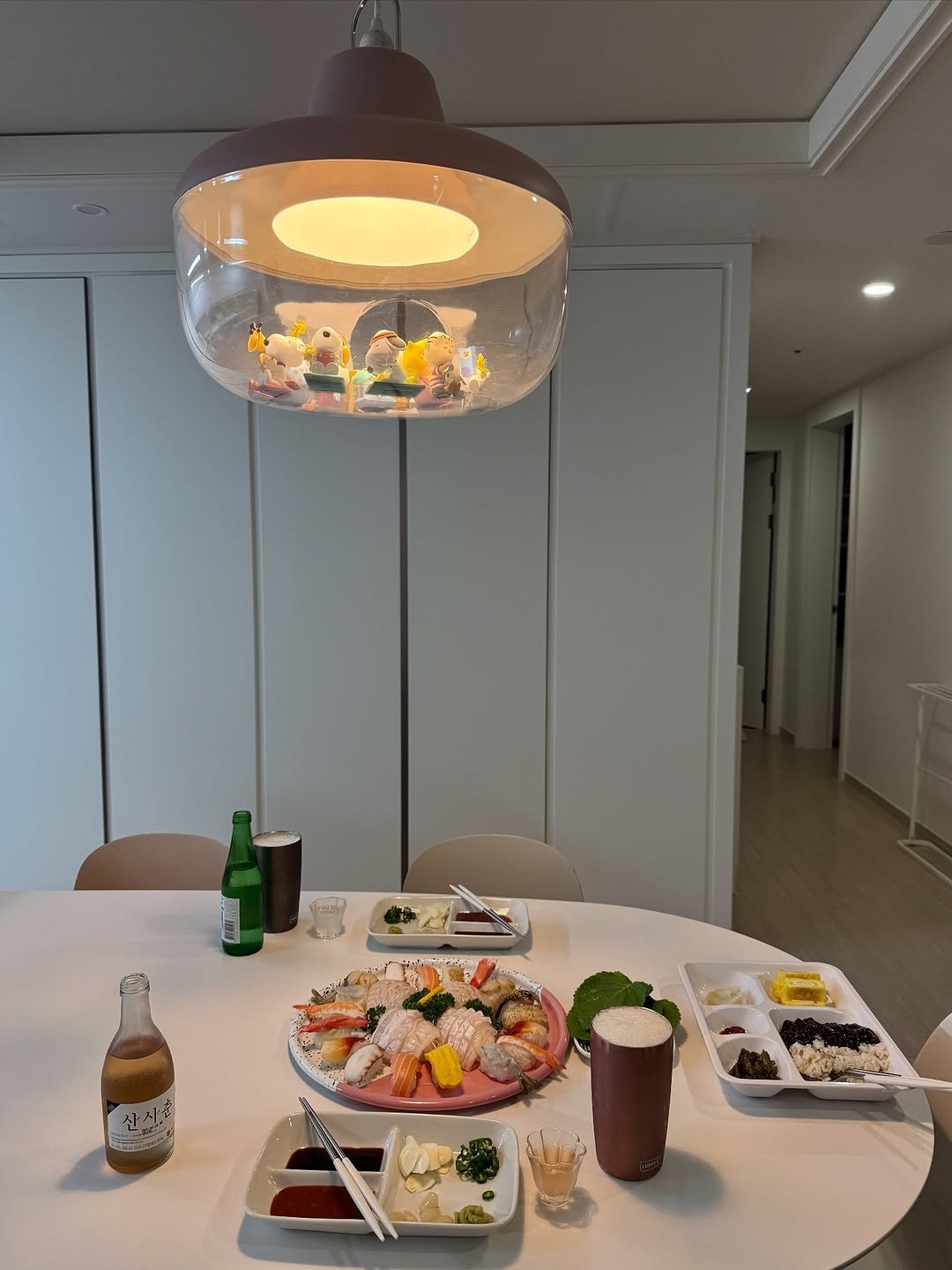 Photo by 바이 미룸 ::: 살림팁 & 정리팁 on September 30, 2025. May be an image of sushi, lighting, dining table and text.